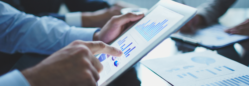 Investidor verificando a porcentagem de lucro do ImóvelFísico e fundo imobiliário