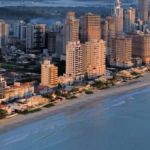 Imagem de drone mostrando a orla de balneário pereque