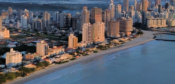 Imagem de drone mostrando a orla de balneário pereque
