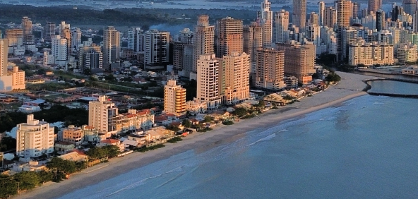 Imagem de drone mostrando a orla de balneário pereque