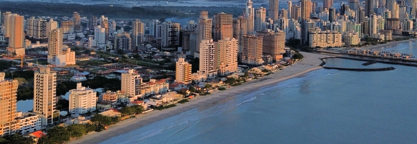 Imagem de drone mostrando a orla de balneário pereque