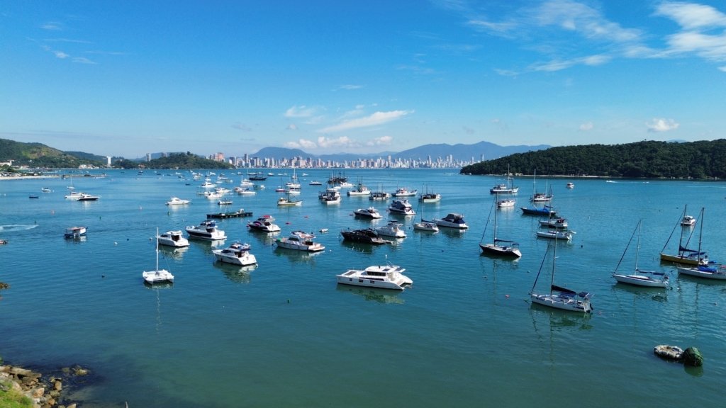 Enseada Encantada em Porto Belo, famosa por suas águas cristalinas e beleza natural, atraindo turistas e investidores.