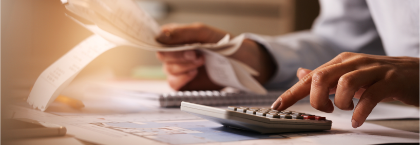 Homem calculando juros do financiamento imobiliário