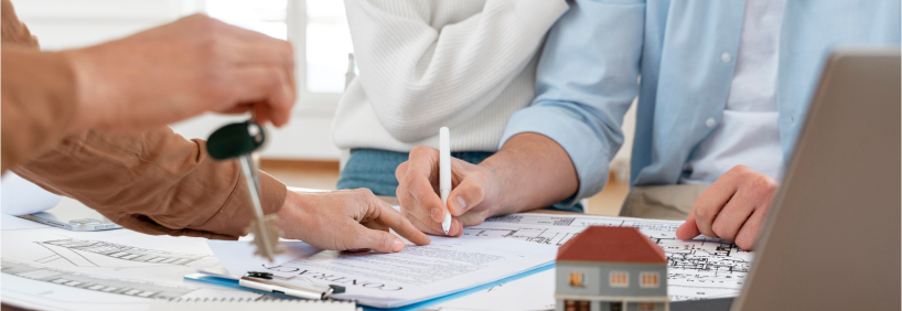 Casal assinando financiamento imobiliário para comprar apartamento ou casa