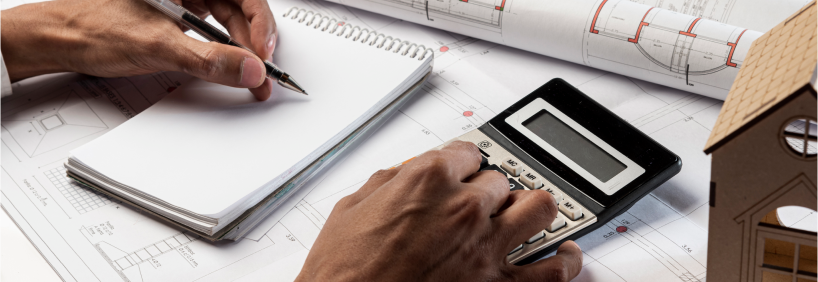 Homem com calculadora fazendo planejamento imobiliário