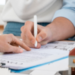 Papel sendo assinado referenciando o imóvel a ser vendido após a decisão entre fundo imobiliário ou imóvel fisico