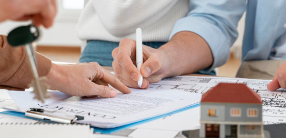 Papel sendo assinado referenciando o imóvel a ser vendido após a decisão entre fundo imobiliário ou imóvel fisico