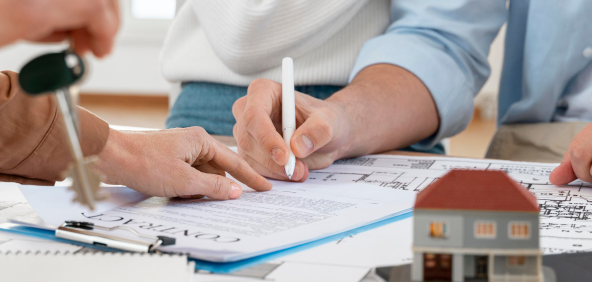Papel sendo assinado referenciando o imóvel a ser vendido após a decisão entre fundo imobiliário ou imóvel fisico