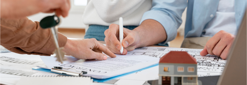 Papel sendo assinado referenciando o imóvel a ser vendido após a decisão entre fundo imobiliário ou imóvel fisico