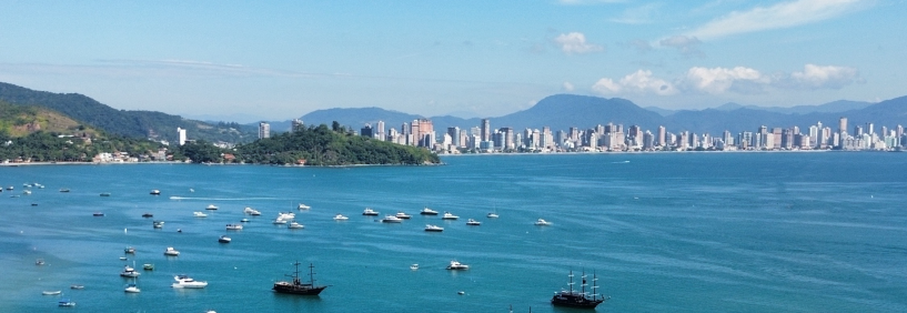 Cidade de Porto Belo, ao fundo mostrando a construção dos predios em andamento