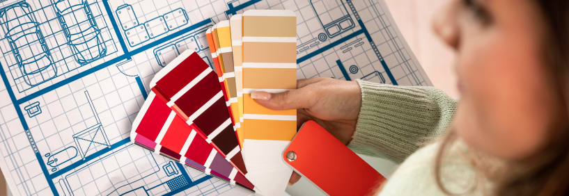 Mulher com cores pantone em sua mão simbolizando a reforma no imóvel
